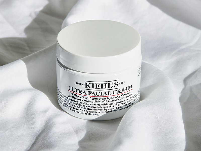 Hydrating moisturizer with dewy skin